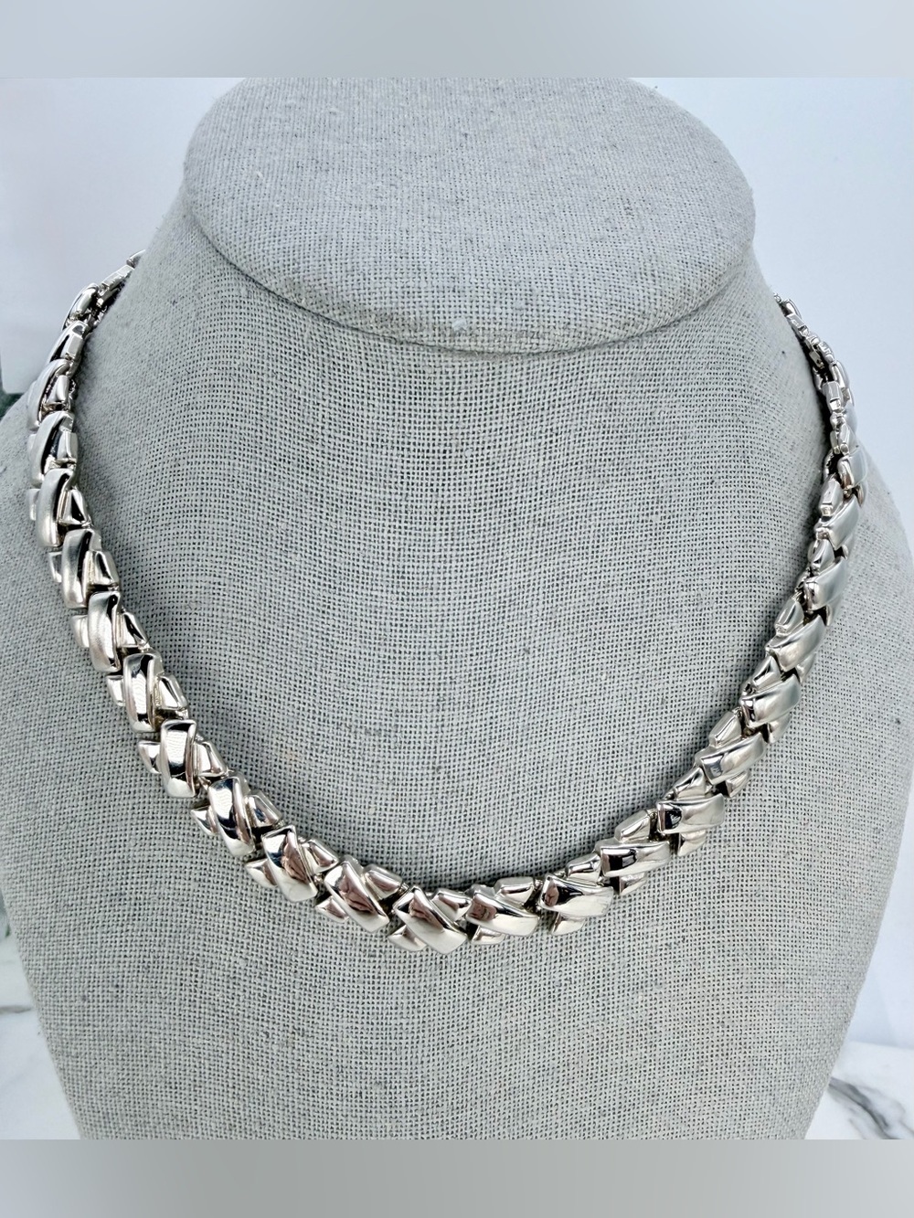 Vintage Silver Tone Interlocking X Link Stampato Statement Choker Necklace